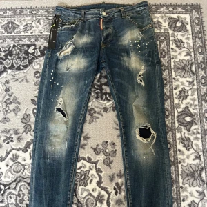 Dsquared jeans  - Storlek 44 vilket passar 160-170cm. Vet ej om dem är riktiga. Qr koden har funkat men har slitits bort. Riktigt skönt material. Säljer pga används inte så ofta. 