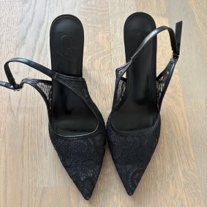 Klackskor  - Snygga svarta spets klackskor, aldrig använda och i mycket bra skick. Banden är justerbara🫶