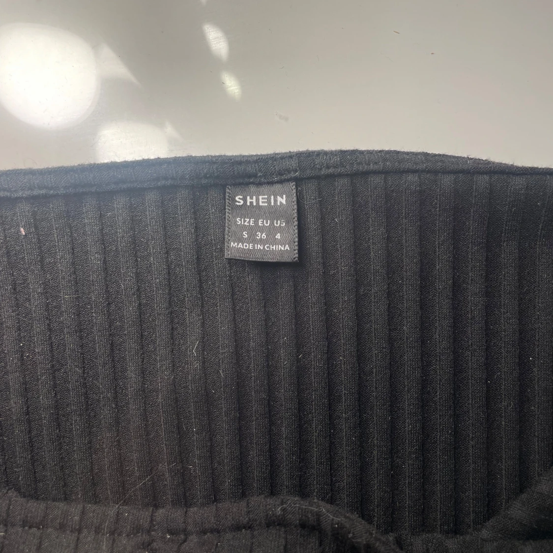 Svart ribbad topp med volangärmar Shein - 2