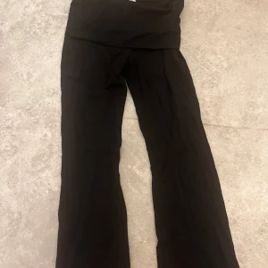 Svarta yoga pants från Gina Tricot - Svarta yoga pants från Gina Tricot.. Sköna och enkla att matcha till det mesta, perfekta för chill dagar eller när du vill ha något bekvämt på dig.