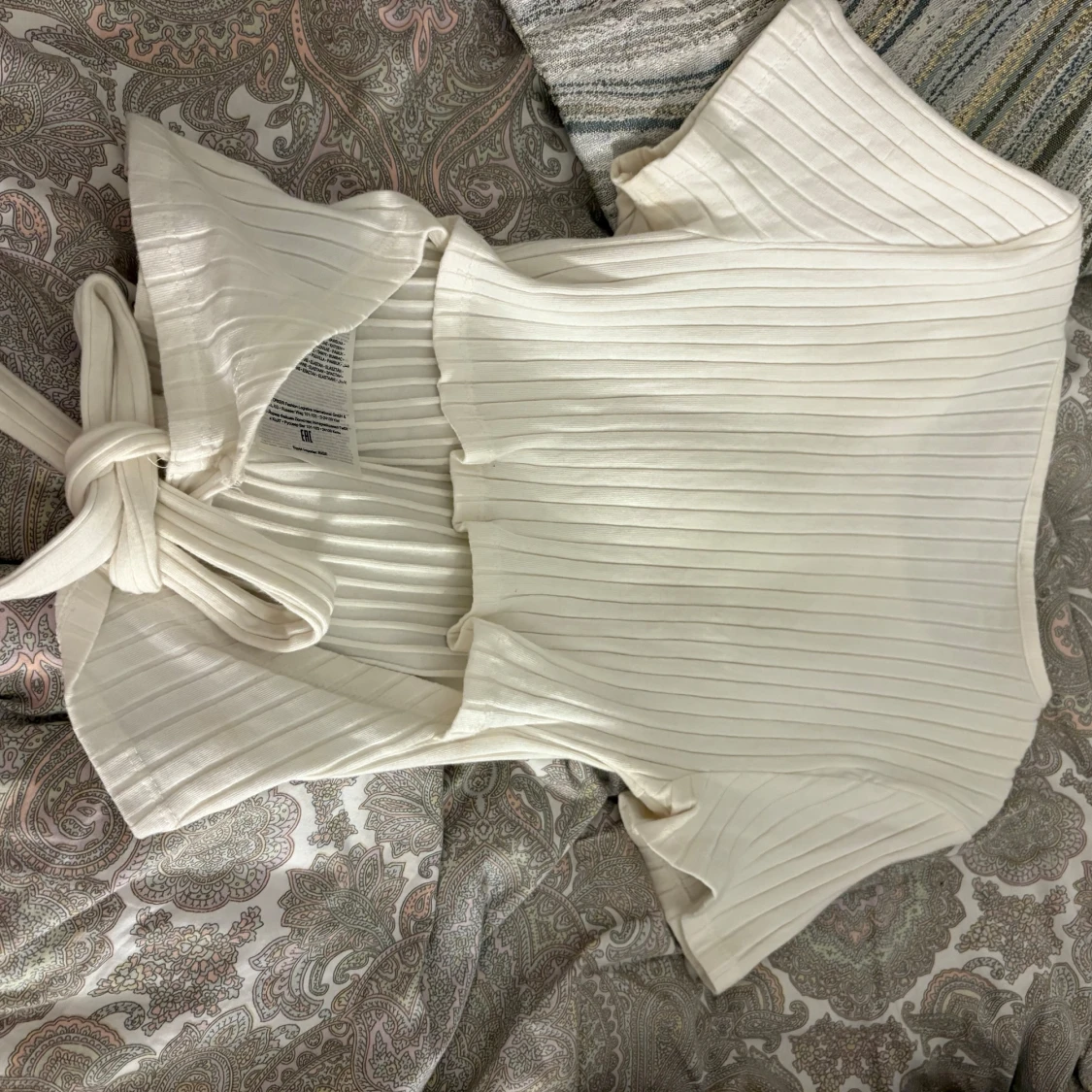 Vit ribbad omlottopp med knyt