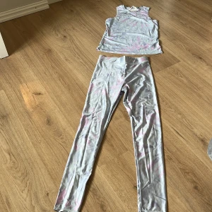 Pastellfärgad träningsset - Jag säljer detta pastellfärgat träningsset från hm. Funkar både att träna i och att chilla i. De är knappt använda så skicket är väldigt bra. Materialet är otroligt skönt att ha på sig. Byxorna har resår i midjan så att de inte glider ner. De är i storlek 170 men skulle säga att de passar även om man är lite kortare. Skriv till mig vid funderingar.