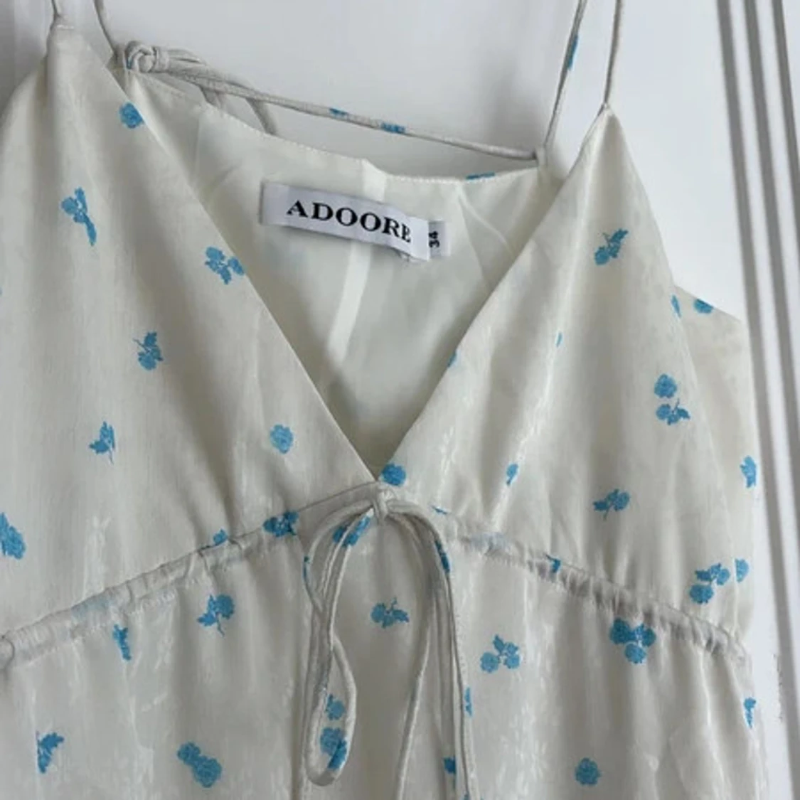 Vit långklänning med blå blommor från Adoore - 1