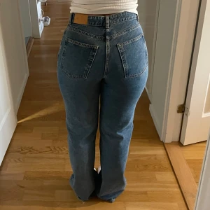 Monki jeans - Jeans från Monki i strl 29 💌 Fint skick förutom att de blivit lite slitna i slutet av benen 🫶🏼