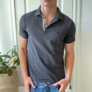 Burberry pike grå  - Nyskick Burberry pike grå. Modellen är 180,75 kg och bär M. Kom med frågor! 