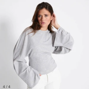 Gråa långärmad  - Vida armar. Oanvänd 