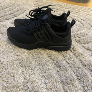 Nike Presto skor  - Säljer ett par helsvarta Nike Presto sneakers med snygg, sportig design. Helt nya och oanvända 