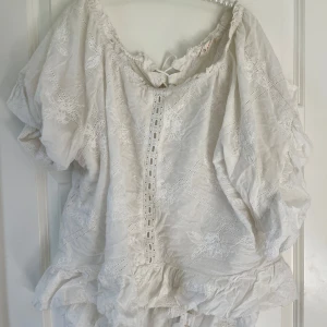 super söt somrig blus - en vit sommrig blus från oddmolly. väldigt gott skick och knappt använd. skriv om mer bilder och pris går alltid att diskutera🩷