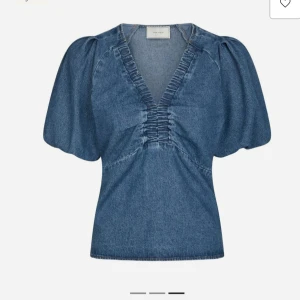 Blå jeansblus med puffärm Neo Noir - Köpte denna super fina blusen från neo noir för en vecka sedan. Jag köpte den i storlek 36 så det var den ända som fanns men ångrar mitt val och vill köpa den i en annan storlek och därför säljer jag den istället💓 prislappen är kvar och nypris var 600 kr💓