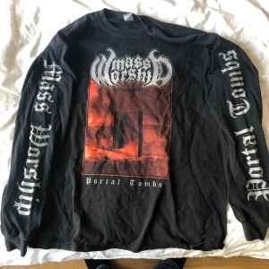 Mass Worship långärmad svart tröja - Säljer en svart långärmad tröja från Gildan med tryck från Mass Worship ”Portal Tombs”. Tröjan är gjord i bomull och har en normal passform.