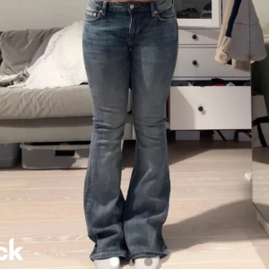 Lowwaist bootcut jeans från weekday - Säljer mina lowwaist bootcut jeans från weekday då de inte har kommit till någon användning💕Passar mig som är 167, de är lite slitna där nere som man kan se på bild 3 men annars bra skick, pris kan diskuteras, skriv för fler bilder💖💖 lånade bilder