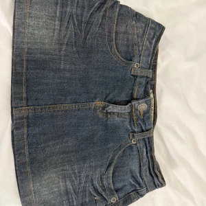 Mörk jeanskjol med klassisk look - Snygg mörkblå jeanskjol, vet ej var den är ifrån och är i storlek 34