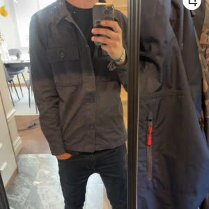 Overshirt  - Säljer denna stilrena overshirten perfekt inför hösten! Personen på bilden är ca 180 cm lång och väger 70 kg tveka inte på att kontakta mig vid minsta fundering🙌