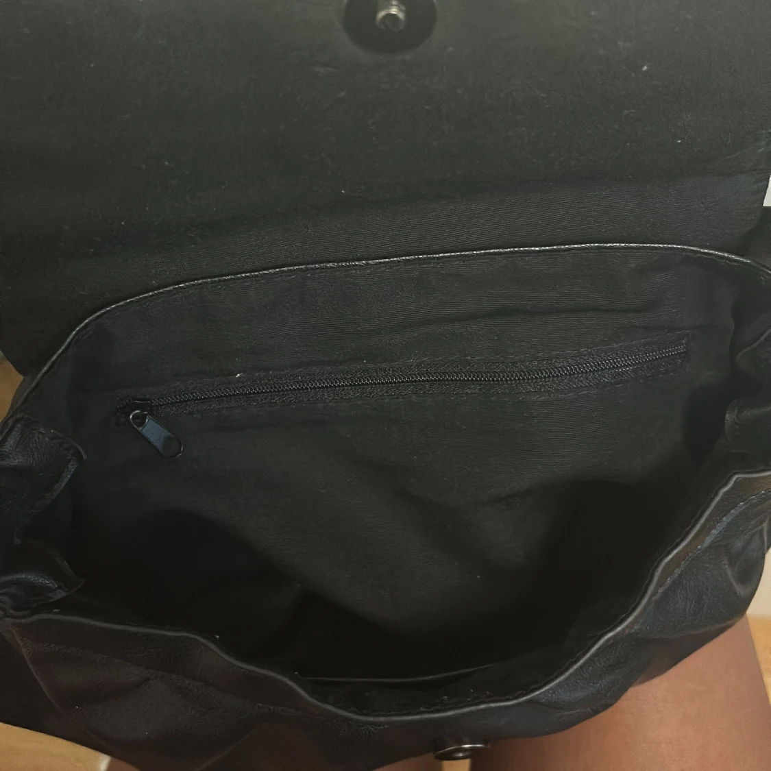 Svart axelväska med nitar - 2