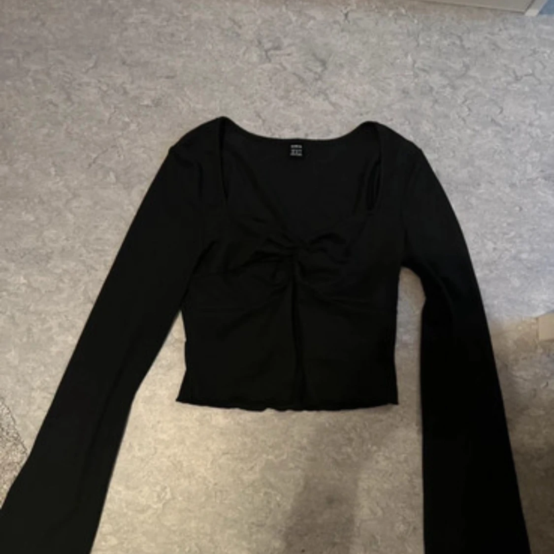 Svart croppad långärmad topp - 2