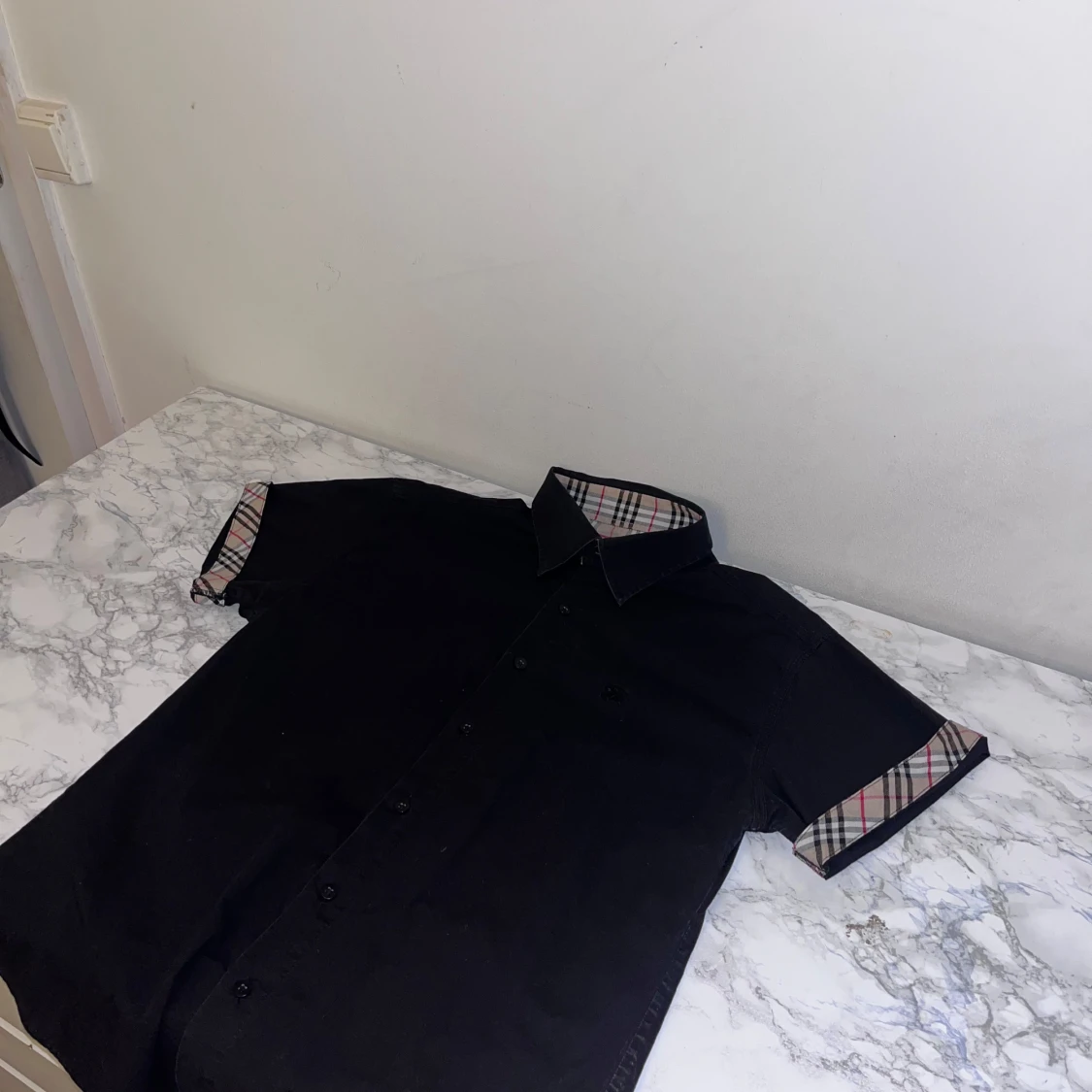 Svart kortärmad Burberry skjorta - 2