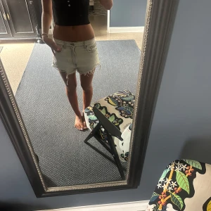 Jeans short  - Jätte fina ljus gråa jeans short från Zara aldrig använda😍de är i storlek 38 men skulle säga att de passar 36 oxå