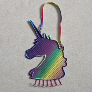 Regnbågsfärgad enhörning med flera krokar - Regnbågsfärgade enhörningen och krokarna är av metall. Unik form av en enhörning med regnbågsfärgad framsida och rosa baksida. Regnbågsfärgad enhörning med flera krokar har ett coolt hålmönster och regnbågsfärgat band. Perfekt för dig som vill sticka ut och älskar färg och fantasifulla enhörningar. 