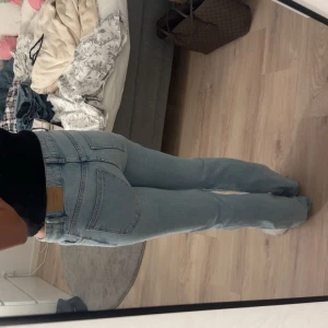 Straight mid waist jeans - Fint skick. Pris kan diskuteras. 