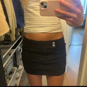 Svart jeanskjol  - Supersnygg Lågmidjad jeanskjol från HM, helt ny utan prislapp!! Storlek 38 men skulle säga att den mer är som xs/s