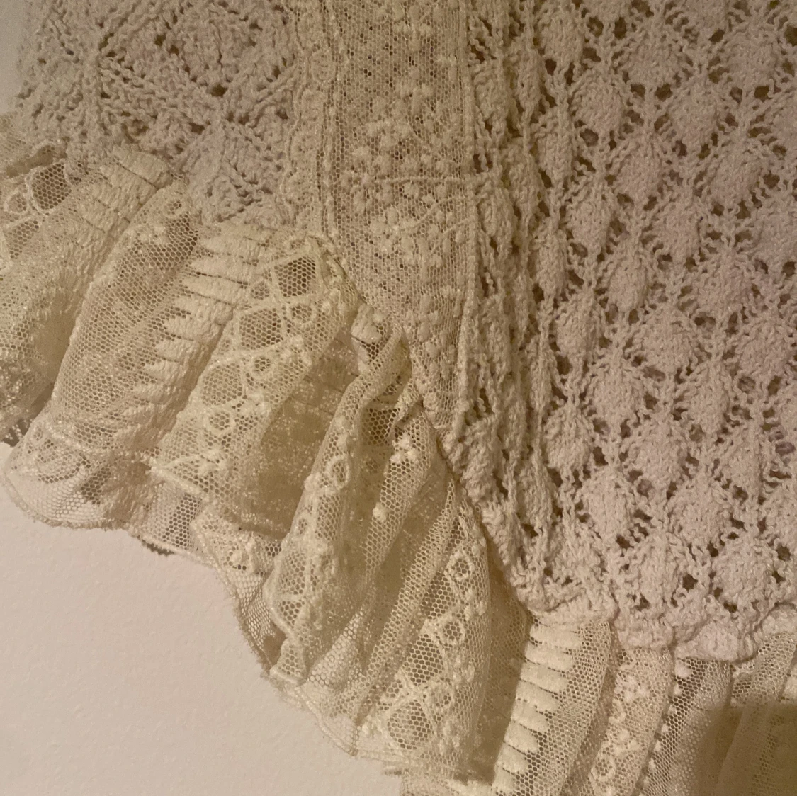 Vit spetsblus med volang från Zara - 2