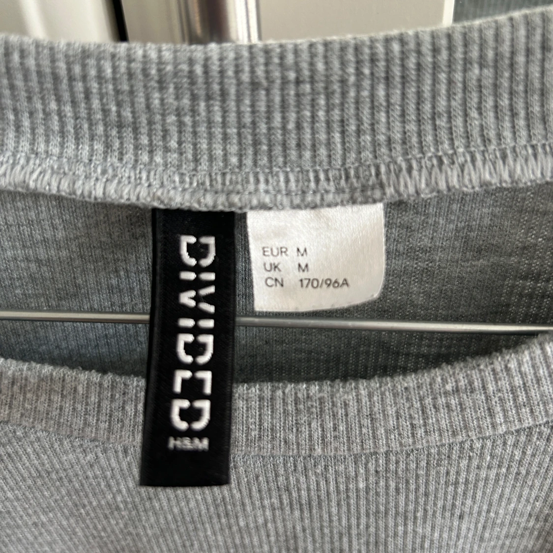 Grå ribbad kortklänning från H&M Divided - 1