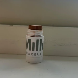 Milk bronzer i baked - Har använts ganska mycket och inte så mycket kvar. Säljer därför för ganska lite❤️ tycker den är för ljus för mig så säljer!
