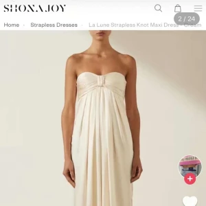 Champagnefärgad långklänning -  Säljer min vackra balklänning från Shona Joy i en elegant cremefärgad nyans. Klänningen är i storlek 36 men passar mig perfekt som vanligtvis har storlek 34. Jag är 164 cm lång och den är i perfekt längd för mig, kanske lite lite lång. Säljer för 2500 då jag köpte den för mer än 4000. Den är i bra skick och endast använd en gång. Den är pyttelite sliten längst ner, men bara något man märker om man tittar noga (därav priset)💖