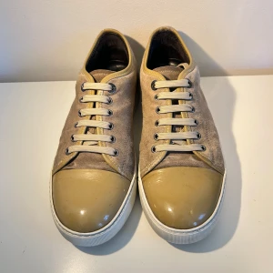 Lanvin DBB1 skor - Lanvin skor i en stilren färg. Riktigt snygga och stilrena. Perfekta inför hösten och sommaren. Liten skavank vid höften annars väldigt bra skick. Först till kvarn😁