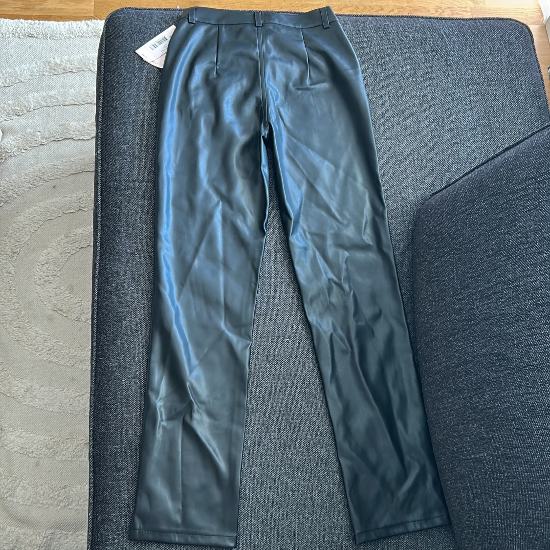 Svarta raka byxor i skinnimitation med etikett kvar  - 1