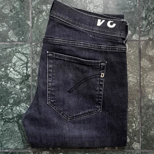 Dondup konor skinny fit  - Modellen är 180,75 kg. A: 41 cm, B: 100 cm. Inga defekter. Kom med frågor! Storlek W34 men passar bra på mig. 