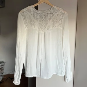 Vit blus storlek 36 - Säljer en superfin vit blus från vintage stories i storlek 36. Blusen har knappar i nacken och vid handlederna och har ett fint mönster med tunnt och skönt material. Aldrig använd.