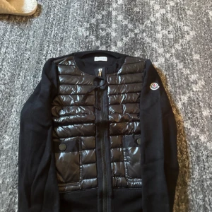 Moncler cardigan  - Riktigt fin Moncler cardigan, vid fler frågor elle bilder är det ba skriva!