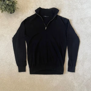 Svart Half Zip tröja Matinique - Svart Half Zip tröja Matinique | Skick – 9/10 | Size – S | Hör av dig vid minsta fråga eller fundering!! Mått: över bröst: 46 cm Längd: 66 cm