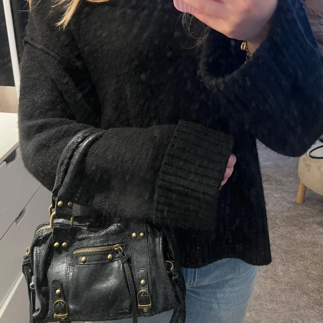 Svart handväska med gulddetaljer - 2