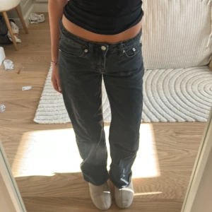 Svarta loose fit jeans - Säljer ett par svarta jeans med loose fit och raka ben. De har klassisk femficksdesign, låg midja och är tillverkade i ett mjukt jeanstyg. Perfekta för en avslappnad och trendig look. 
