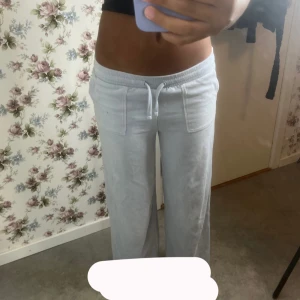 Ljusgrå mjukisbyxor med snörning - Supermysiga ljusgrå mjukisbyxor från Cubus i storlek 146/152. De har bred resår i midjan med snörning, två stora fickor fram och ett loose fit med raka ben. Perfekta för chill dagar hemma eller när du vill vara extra bekväm.