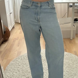 Ljusblåa Sweet Sktbs Big Skate jeans  - Ljusblåa jeans från Sweet Sktbs, modell- Big Skate. Loose fit, raka ben. Lagning under högra bakfickan. Ursprungspris 699kr. 