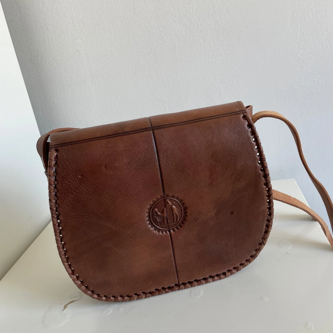 Brun axelväska i skinn med mönster - 1