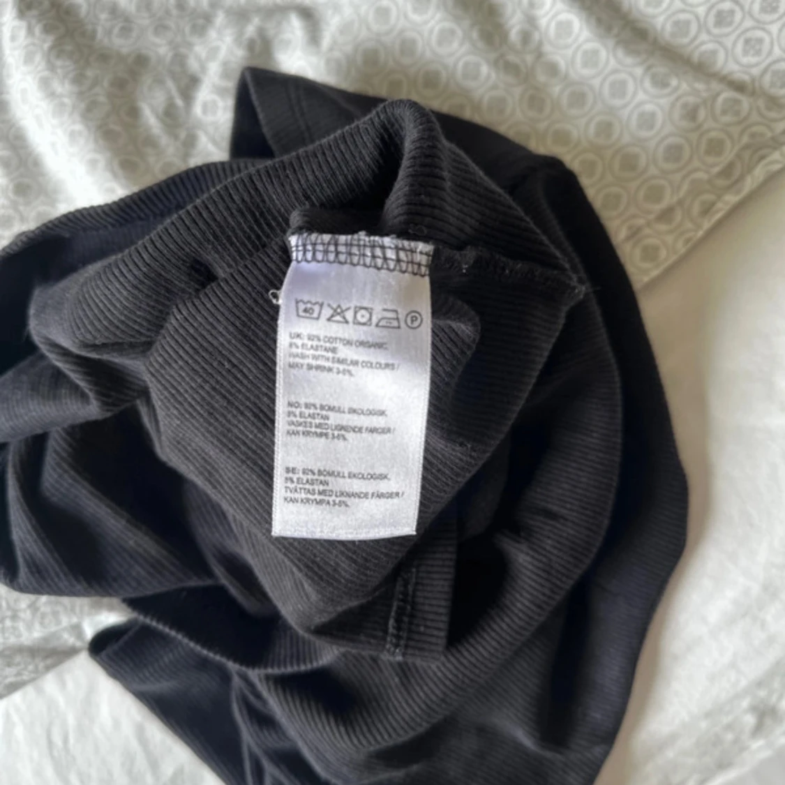 Svart ribbad topp med v-ringning Bik Bok - 2