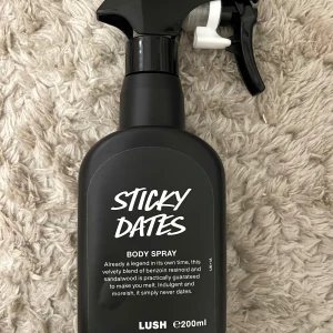Sticky Dates Body Spray från Lush - Sticky Dates Body Spray från Lush. Svårt att säga exakt hur mycket som finns kvar men skulle säga 75%, den är rätt så full fof. Nypris 395kr