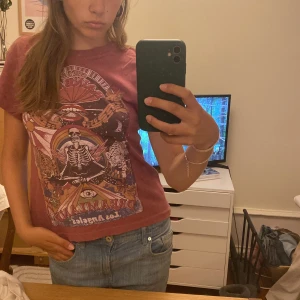 Rosa Daydreamer t-shirt med tryck XS - Rosa t-shirt från Daydreamer for Free People i 100% bomull. Supersnyggt och coolt plagg till vardagen!