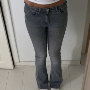 Grå bootcut jeans från only - Säljer ett par snygga grå bootcut jeans från only som inte passar längre🩷