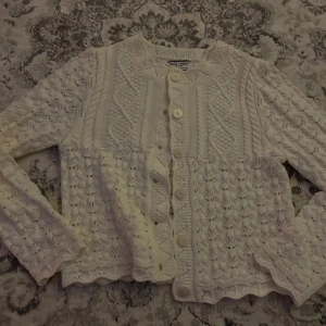 Vit kofta från Lindex/holly whyte  - vit kofta men designade hål i. använd några gånger men är fortfarande i super bra skick. super fin att styla med ett vitt linne! ordanarie pris: 399 ish