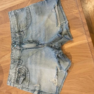 Ljusblå jeansshorts Gina Tricot - Snygga ljusblå jeansshorts från Gina Tricot Young med slitna detaljer och detaljer på baksidan. Använd 1-2 gånger så mycket bra skick