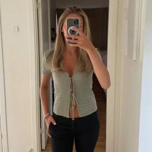 Grön topp💚 - Såå fin grön topp från zara! Säljer då jag tyvärr aldrig använt den. Helt ny med prislapp kvar. Strl S 