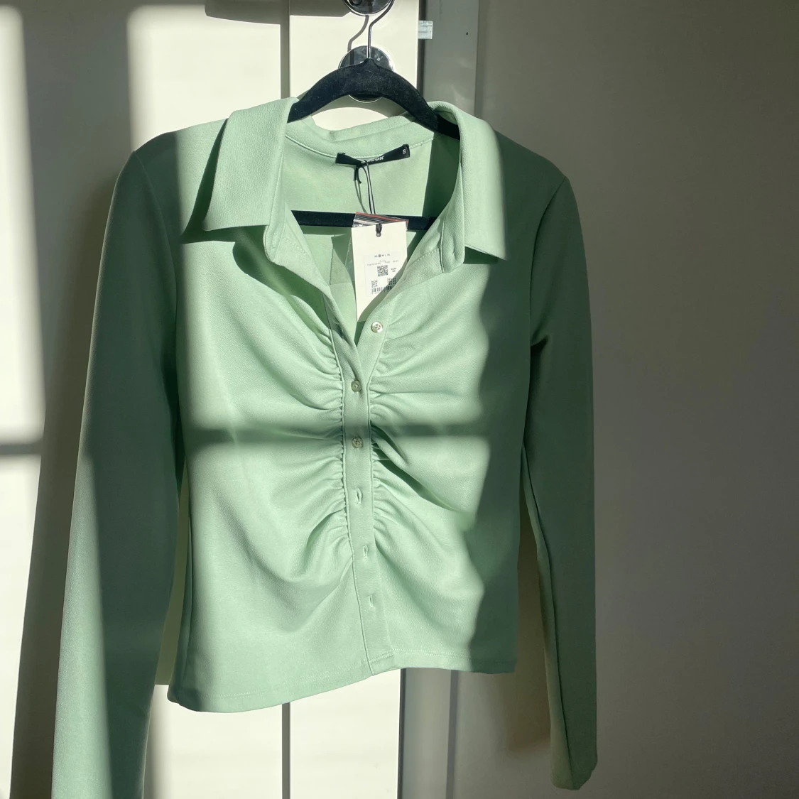 Ljusgrön och vit långärmad skjorta Bik Bok - 1