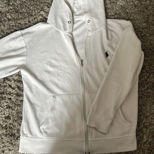 Vit zip hoodie  från Ralph Lauren i storlek S🤩✅ - Säljer en clean vit zip  hoodie från Ralph Lauren med dragkedja och huva.  Den är riktigt snygg och är i storlek S🤩🙌✅