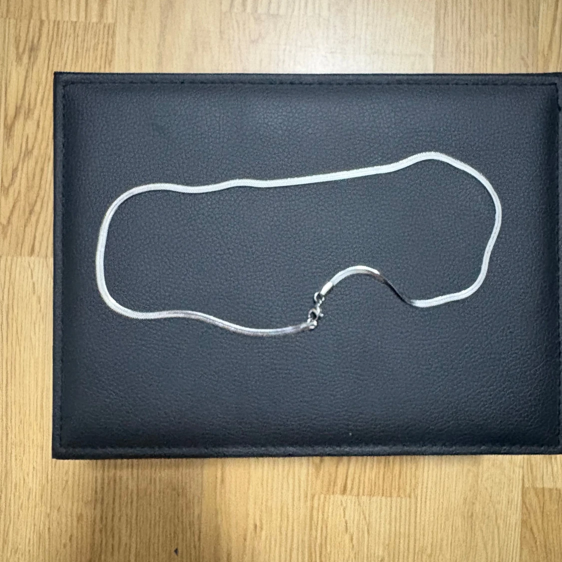 Silvrigt halsband med enkel kedja