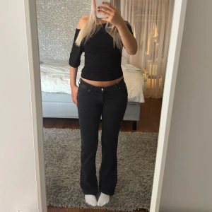 Les jeans  - Supersnygga svarta lågmidjade bootcut jeans i märket Lee, strl 25/31💖 använda ett fåtal gånger så superfint skick! Nypris 1099